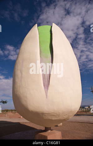 Plus grande sculpture d'une pistache à McGinn's Ranch Pistachier, Arena Blanca Winery, Alamogordo, Nouveau Mexique. Banque D'Images