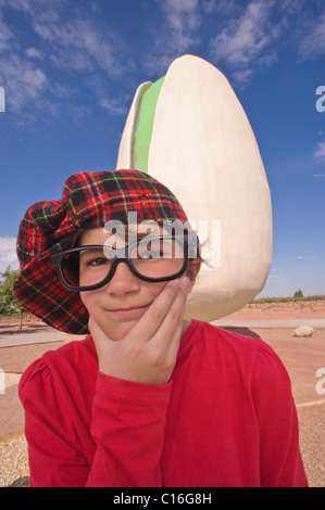 Plus grande sculpture d'une pistache à McGinn's Ranch Pistachier, Arena Blanca Winery, Alamogordo, Nouveau Mexique. Banque D'Images