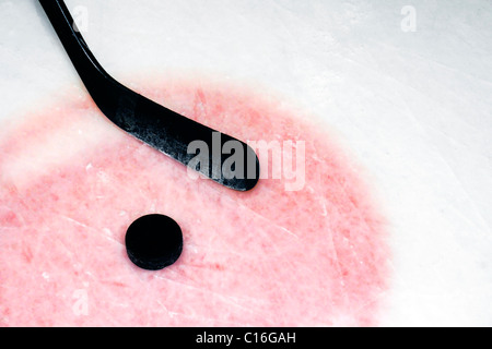 Contexte : le sport hockey stick graphite et rondelle lors de real arena utilisés et gratté la glace. Banque D'Images