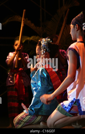 Les hommes et les femmes portant des costumes traditionnels thaïlandais sont d'effectuer au Festival de Danse de Krabi de Krabi, Thaïlande. Banque D'Images