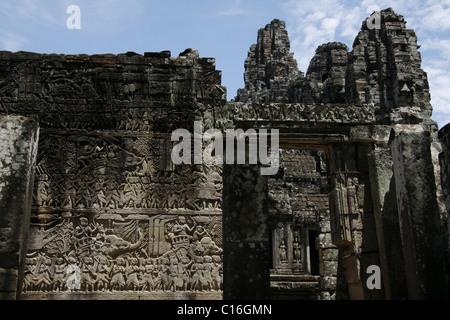 Bas-relief dans la galerie extérieure du Bayon, un temple situé à l'intérieur de la cité royale d'Angkor Thom, Parc archéologique d'Angkor Banque D'Images