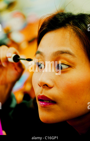 Danseurs thaïlandais et sauvegarder des chanteurs de mettre sur composent avant la représentation, Bangkok, Thaïlande Banque D'Images