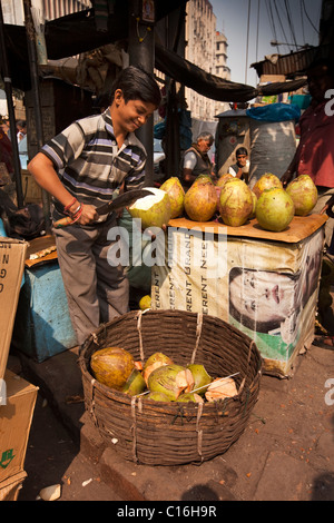 L'Inde, le Bengale occidental, Calcutta, Barabazaar, jeune homme d'ouvrir les jeunes au décrochage routière de coco Banque D'Images