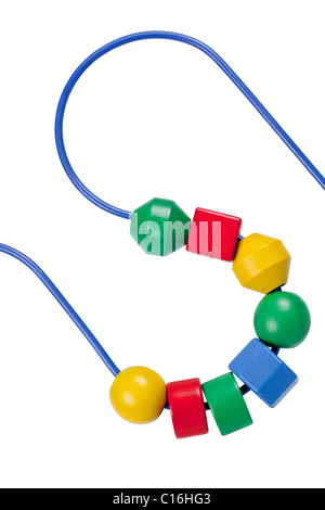 Billes et de fils colorés jouet avec différentes formes isolé sur fond blanc Banque D'Images