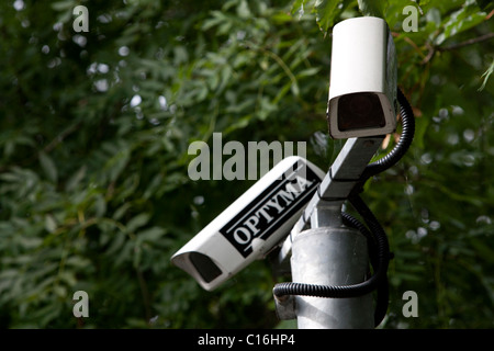 Deux caméras de surveillance sur la photo du haut d'un poteau dans un jardin dans l'East Sussex, Royaume-Uni. Banque D'Images