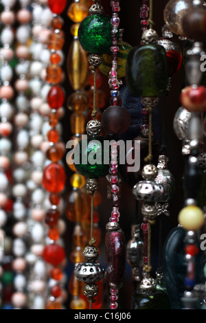 Colliers de perles de verre à vendre Banque D'Images