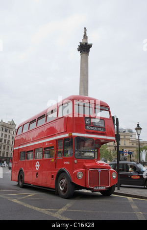 Un certain nombre 15 routemaster bus passe par la Colonne Nelson à Trafalgar Square à Londres, en Angleterre. Banque D'Images