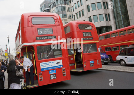 Trois autobus routemaster rouge sur le brin dans le centre de Londres. Banque D'Images