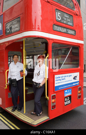 Une femme asiatique et d'une femme chef d'orchestre sur le dos d'une London bus routemaster rouge. Banque D'Images