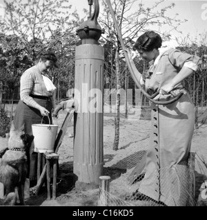 Photographie historique, deux femmes obtenir de l'eau Banque D'Images