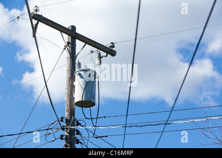 Les lignes électriques et les nuages dans le ciel bleu Banque D'Images