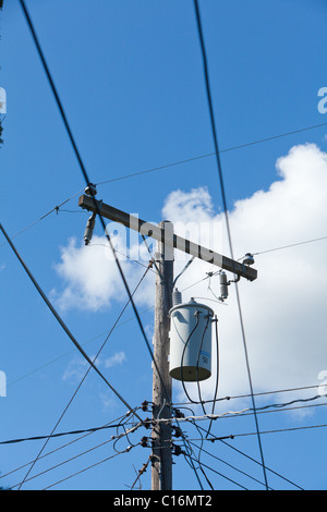Les lignes électriques et les nuages dans le ciel bleu Banque D'Images