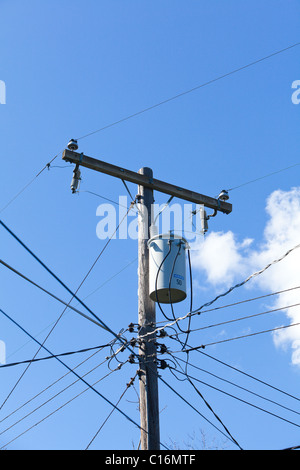 Les lignes électriques et les nuages dans le ciel bleu Banque D'Images