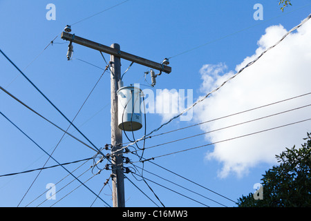 Les lignes électriques et les nuages dans le ciel bleu Banque D'Images