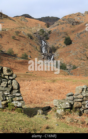 Cascade sur Sourmilk Gill découlant de Easedale Tarn à Grasmere, Lake District Banque D'Images