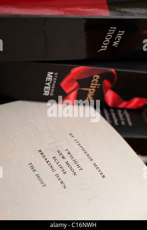 La lecture des livres de la saga Twilight vampire romance Banque D'Images