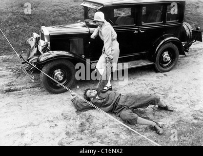 Photographie historique, la femme se défendre contre un homme avec un couteau Banque D'Images