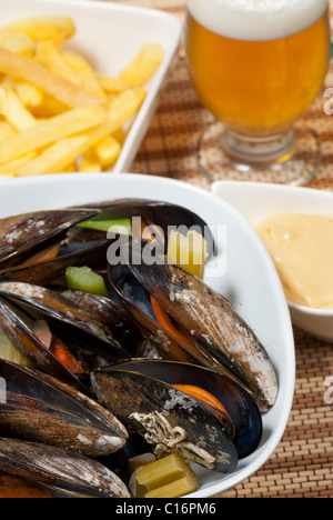 Partie de style belge, moules à la vapeur avec des légumes Banque D'Images