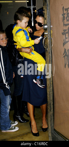 Victoria Beckham prend son fils Cruz pour son 4ème anniversaire au nord d'Hollywood à la place des Arts Martiaux XMA. Los Angeles, Banque D'Images