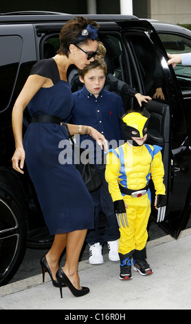 Victoria Beckham prend son fils Brooklyn, Romeo et Cruz Cruz pour le 4 e anniversaire en Amérique du parti à Hollywood Arts Martiaux XMA Banque D'Images