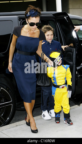 Victoria Beckham prend son fils Brooklyn, Romeo et Cruz Cruz pour le 4 e anniversaire en Amérique du parti à Hollywood Arts Martiaux XMA Banque D'Images