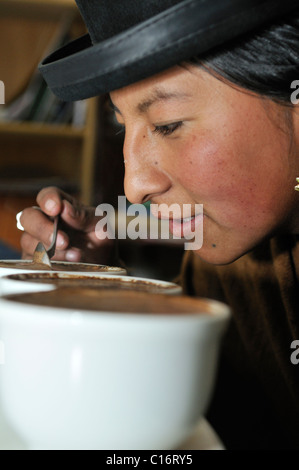 Femme portant des vêtements traditionnels lors d'un test de café dans un laboratoire, El Alto, La Paz, Bolivie, Amérique du Sud Banque D'Images