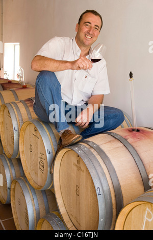 Vin Friedrich Schatz assis sur des tonneaux de vin dans la bodega F. Schatz, Ronda, Andalousie, Espagne, Europe Banque D'Images