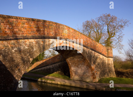 Vieux pont de briques sur la ligne de Leicester du Grand Union Canal près de Foxton Locks Market Harborough, Leicestershire Banque D'Images