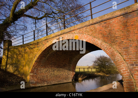 Vieux pont de briques sur la ligne de Leicester du Grand Union Canal près de Foxton Locks Market Harborough, Leicestershire Banque D'Images