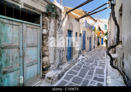 Vieille porte en bois patiné avec de la peinture verte dans une ruelle avec des pavés à Naxos, Cyclades, Grèce, Europe Banque D'Images