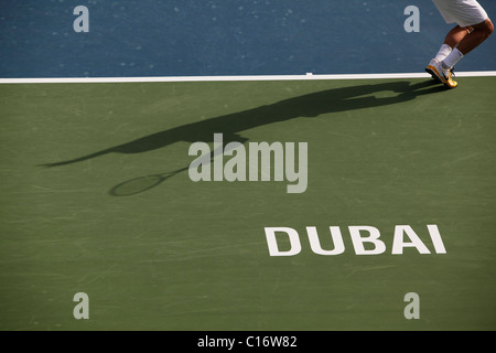 Ombre d'un joueur en action à la Dubai Tennis Championships Banque D'Images