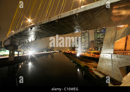 Octávio Frias de Oliveira, pont inauguré le 10 mai 2008, Rio Pinheiros, modernes et des immeubles de grande hauteur, district de Morumbi Banque D'Images