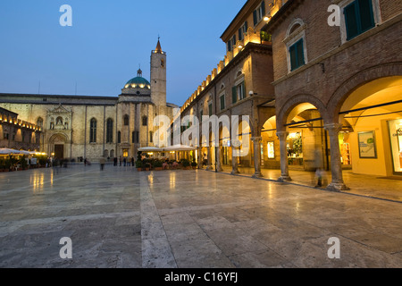 Piazza del Popolo, San Lorenzo et d'arcades, Ascoli Piceno, Marches, Italie, Europe Banque D'Images