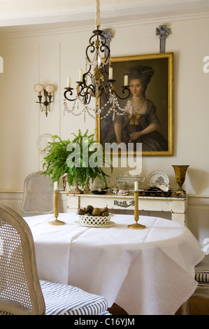 Huile sur toile encadrée doré au-dessus de cheminée dans la salle à manger avec un design intérieur par Gerard Conway Banque D'Images