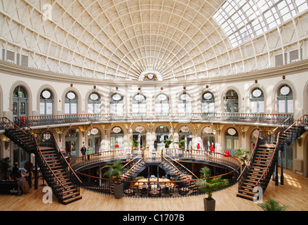 Boutiques, cafés, dans le maïs Exchage à Leeds, Yorkshire, Angleterre, Royaume-Uni Banque D'Images