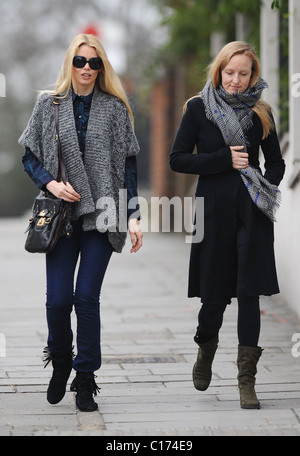 Claudia Schiffer et Tilla Lindig dehors pour un café avec un ami dans l'ouest de Londres Londres, Angleterre - 25.02.09 Banque D'Images