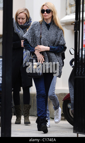 Claudia Schiffer et Tilla Lindig dehors pour un café avec un ami dans l'ouest de Londres Londres, Angleterre - 25.02.09 Banque D'Images