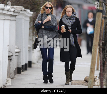 Claudia Schiffer et Tilla Lindig dehors pour un café avec un ami dans l'ouest de Londres Londres, Angleterre - 25.02.09 Banque D'Images