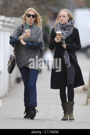 Claudia Schiffer et Tilla Lindig dehors pour un café avec un ami dans l'ouest de Londres Londres, Angleterre - 25.02.09 Banque D'Images