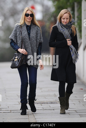 Claudia Schiffer et Tilla Lindig dehors pour un café avec un ami dans l'ouest de Londres Londres, Angleterre - 25.02.09 Banque D'Images