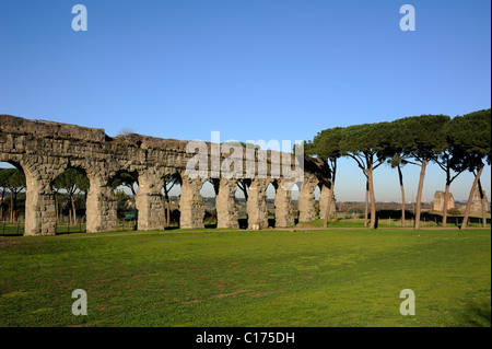 Italie, Rome, ancien aqueduc romain de l'Aqua Claudia dans le Parco degli Acquedotti (parc des aqueducs) Banque D'Images