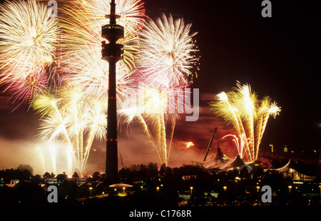 D'artifice à l'Olympiapark, Munich, Bavaria, Germany, Europe Banque D'Images