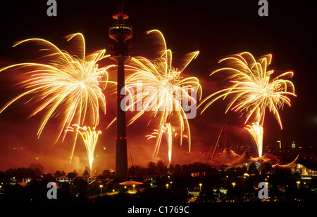 D'artifice à l'Olympiapark, Munich, Bavaria, Germany, Europe Banque D'Images