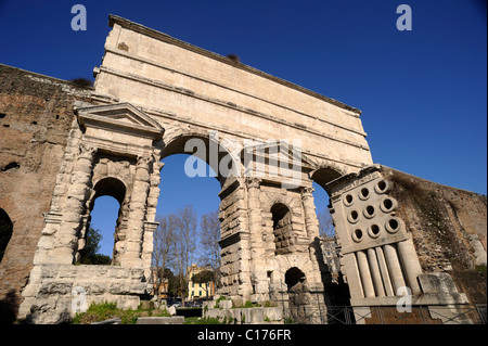 Italie, Rome, Porta Maggiore, ancienne porte romaine et tombe d'Eurysace Banque D'Images