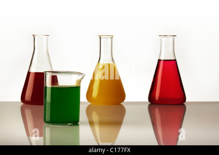 Close up detail des béchers en laboratoire avec du liquide de couleur différente Banque D'Images