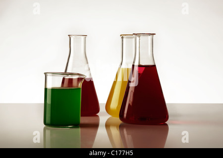 Close up detail des béchers en laboratoire avec du liquide de couleur différente Banque D'Images