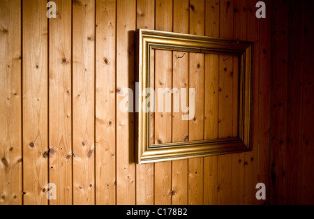 Cadre photo vide sur un mur lambrissé de bois Banque D'Images