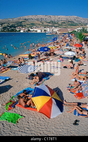 Plage de Pag. Plage bondée près de la vieille ville de Pag, Croatie Banque D'Images