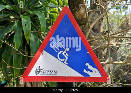 Panneau d'avertissement pour les utilisateurs de fauteuil roulant, Crocodile Santa Lucia, Afrique du Sud, Centre Sud Banque D'Images