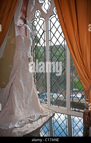 Robe de mariage pendaison dans la fenêtre Banque D'Images